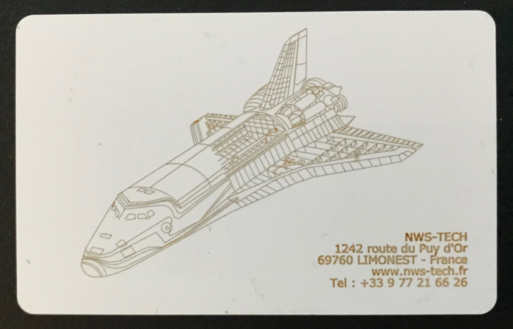 Marquage d'un avion sur une carte en plastique avec une machine laser UV