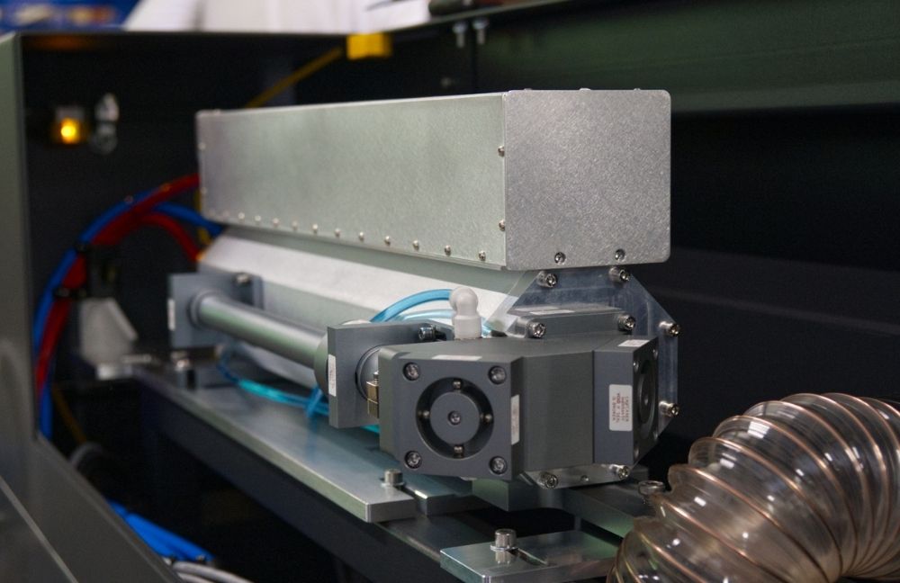 Source_laser_CO2_RF Source laser CO2 à Radio Fréquence (RF) d'une machine de découpe laser CUT-X PRO